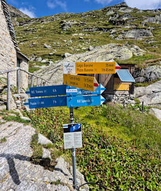 Wegweiser auf der Via Alta della Verzacscca