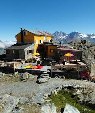 Am letzten Tag des Matterhorn Express verlässt man die Gandegghütte und wandert hinunter nach Zermatt.