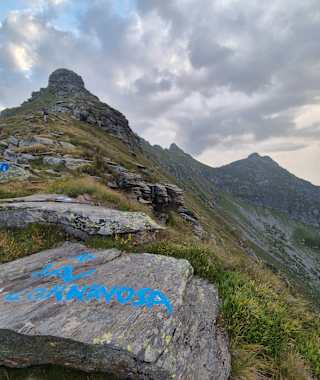 Die Markierung weist den Weg zur Cornavosa Hütte