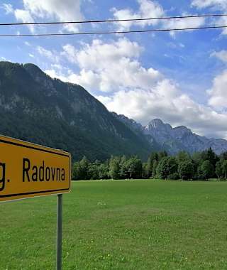 Blick von der Ortschaft Zgornja Radovna in die sich weitende Krma - dahinter der Debela peč und ganz hinten der Draški vrh