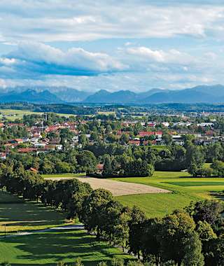 Vom Ebersberger Aussichtsturm kann man bis zu den Alpen blicken.