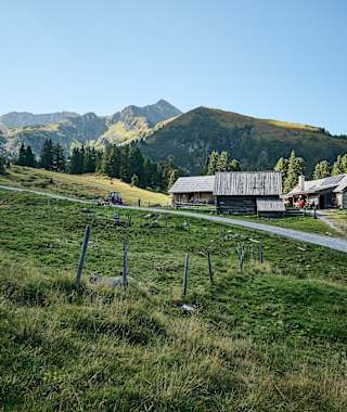 Die Edelrautehütte - im Hintergrund der Große Bösenstein