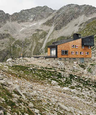 Die Edelrauthütte umringt von Bergen