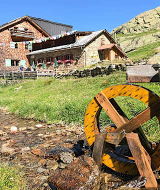 Die Edmund-Graf-Hütte mit dem kleinen Wasserrad.