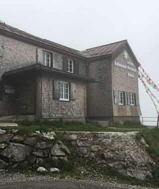 Das Edmund-Probst-Haus (1.930 m) steht in den Allgäuer Alpen am Fuße des Nebelhorns