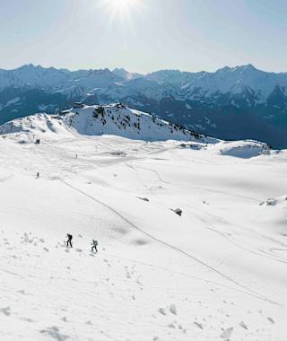 Vom Skigebiet aus geht es hinaus ins freie Gelände und auf Fellen hinauf zu dem feinen Klettersteig-Doppel.