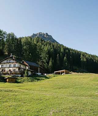 Das romantische Berghaus Hof Zuort ist der Ausgangspunkt der Tour.