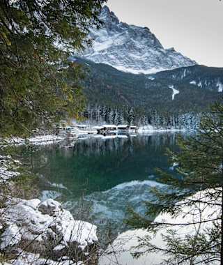 Bootshaus am Eibsee im Winter