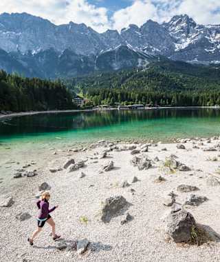 Je nach Wetterlage hat der Eibsee wunderschöne Farben.