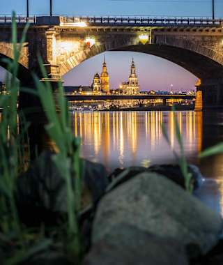 Blick vom Elbufer auf die Altstadt von Dresden