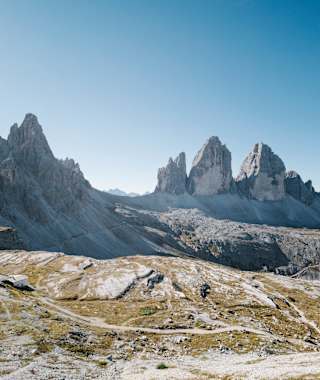Blick auf die Drei Zinnen (rechts) von Norden aus gesehen, dem Paternkofel (2.744 m) und der Dreizinnenhütte.