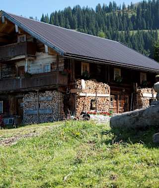 Almhütte auf der zweiten Tagesetappe des KAT Walks