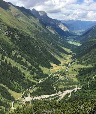 Blick hinaus ins Bergsteigerdorf Gschnitztal