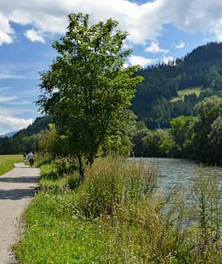 Gemütlich radelt man entlang der Mur