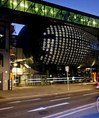 Abends vor dem Grazer Kunsthaus