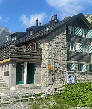 Umringt von Dreitausendern und markanten Gebirgskämmen liegt die Etzlihütte