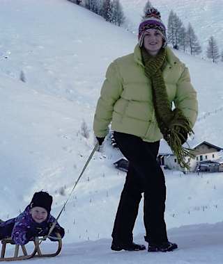 Winterwandern mit Schlitten und Kind