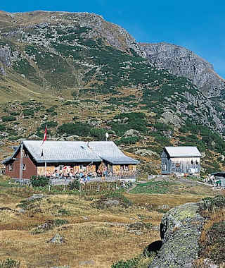 Die Fischerhütte am Ober Murgsee; mit Einkehr und Übernachtungsmöglichkeit.
