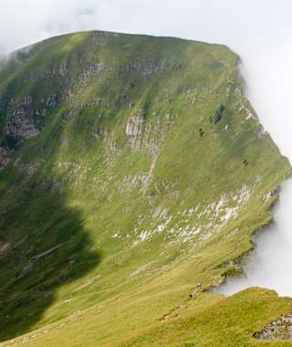 Aufziehende Wolken zwischen Widderfeld und Tomlishorn
