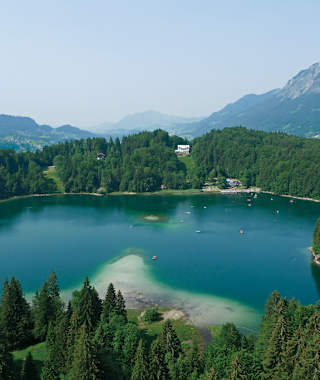 Blick von der Heini-Klopfer-Skiflugschanze auf den Freibergsee.