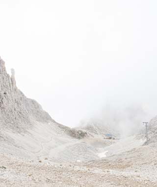 Die Gartlhütte verschwindet fast im Nebel.