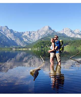 Der Almsee mit dem Toten Gebirge im Hintergrund