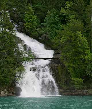 Die kraftvollen Giessbachfälle beim Brienzersee.