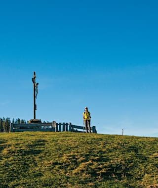 Vom Kreuz bei der Kreuzbergalm ist es nicht mehr weit bis zur Gindelalmschneid.