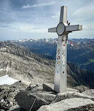 Das Gipfelkreuz des Schwarzenstein.