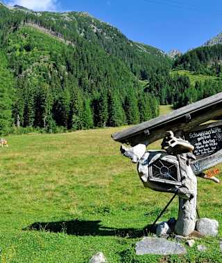 Gleich am Eingang des Tales weist uns ein genialer Wegweiser, wohin der Weg führt.