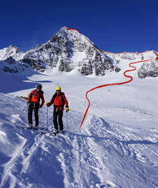 Der Großglockner mit der Adlersruhe: Über das Könitzkees geht es flach hinein, bis man einen steilen Hang überwindet und nach rechts zum Grat („Kampl“) hinausquert. Hier befindet sich das Skidepot und entlang des Klettersteiges (Stahlseil oft im Schnee) geht es zur Adlersruhe. Hinweis: Der direkte Aufstieg durch den ausgeaperten Felsriegel wird nicht empfohlen!