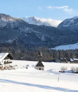 Blick über die Dorfkirche zum Lawinenstein/Schneiderkogel