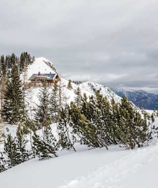 Gute Größe, tolle Lage: die Goiserer Hütte. 07: Tourengehen ist