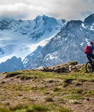 Da würde man am liebsten rüber springen. Die Ortlergruppe zeigt sich von ihrer schönsten Seite.