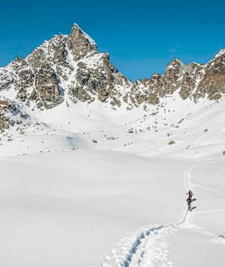 Von der Chamanna d'Es-cha Richtung Keschhütte. Blick auf die imposanten Felsgipfel der Keschnadel (3.386 m, links) und des Piz Kesch (3.418 m, rechts).