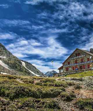 Blauer Himmel über der Grialetschütte.