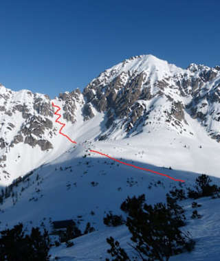 Ein Blick zur Eppzirler Scharte mit Erlspitze rechts. Dieser Übergang stellt eine Variante zur Abfahrt dar. Endpunkt der Tour ist dann Scharnitz. Mit dem Zug retour zum Ausgangspunkt.