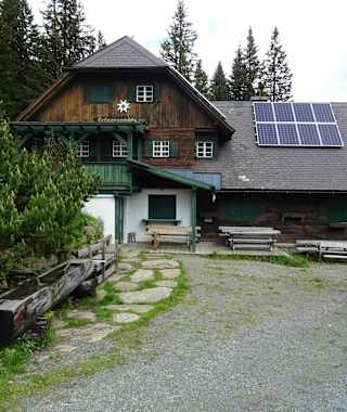Ein leichter Wanderweg führt zur Grünangerhütte.