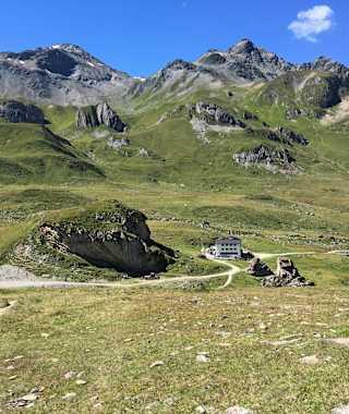 Die auf Schweizer Boden und im Silvrettagebirge stehende Heidelberger Hütte ist das Ziel vieler Wanderer, Bergsteiger, Kletterer sowie Schnee- und Skitourengeher.