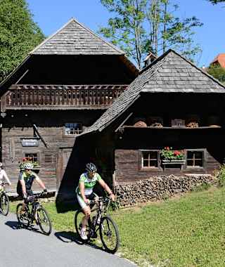 Radfahrer beim Heimatmuseum in Wenigzell