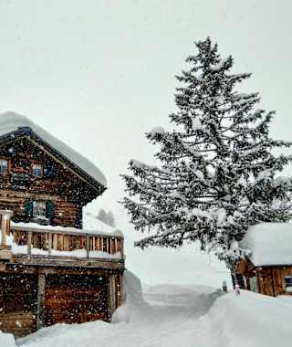 Berghaus Heimeli tief verschneit im Winter