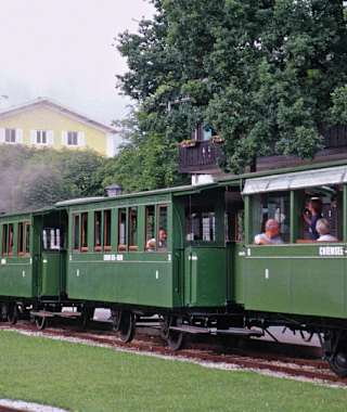 Die älteste Dampfstraßenbahn der Welt fährt zum Schiffanleger Prien-Stock.