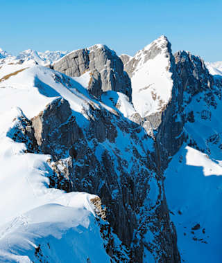 Kaum vorstellbar, dass der steile Zahn des Hochiss (rechts) mit Ski ersteigbar ist. Die vorgestellte Route erreicht den Gipfel von links her.