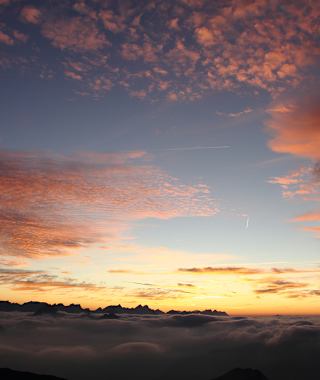 Abenddämmerung über den Wolken auf der Hochiss mit Blick in Richtung Karwendelberge (Oktober, 18.55 Uhr, 1/20 sec, f11, F17 mm).