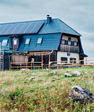 Das Hochleckenhaus befindet sich hoch über dem Attersee.