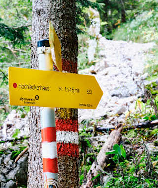 Der Wegweiser weist den richtigen Weg zum Hochleckenhaus.
