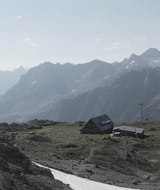 Blick zurück zur Göppinger Hütte, bereits im Aufstieg zum Gipfel