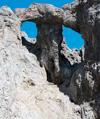 Teufelslöcher am Hochkönigkamm. Der Anstieg verläuft durch das rechte Felsloch.