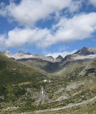 Die Berliner Hütte. Im Hintergrund links die Zsigmondyspitze, rechts der kleine und große Mörchner
