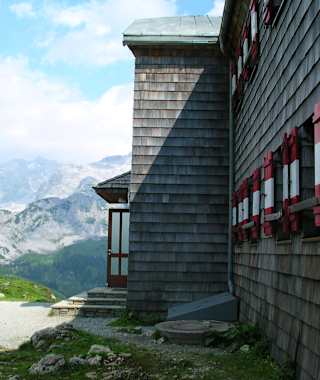 Die Hofpürglhütte mit dem DAachsteinmassiv im Hintergrund